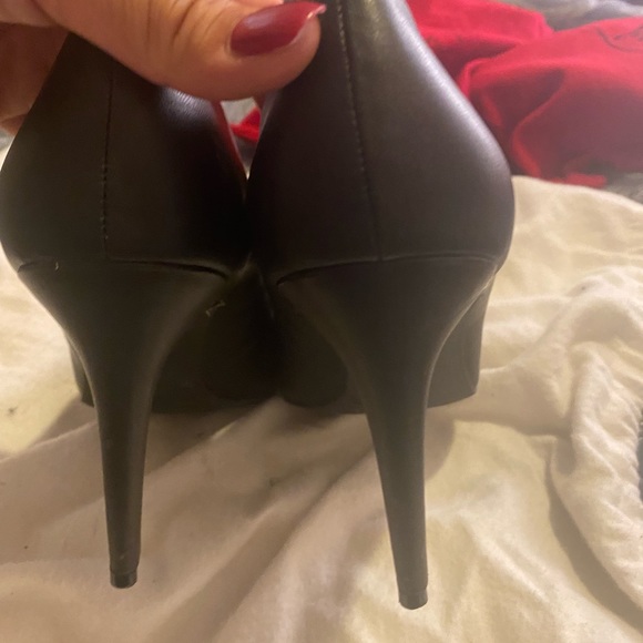 Gently used heels - Picture 4 of 4